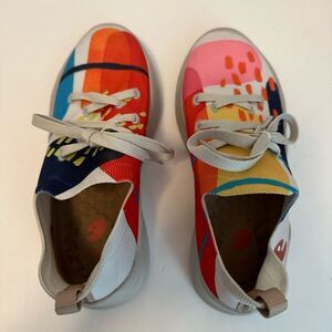 UIN Women Art Travel Shoes with laces size 6.5‎